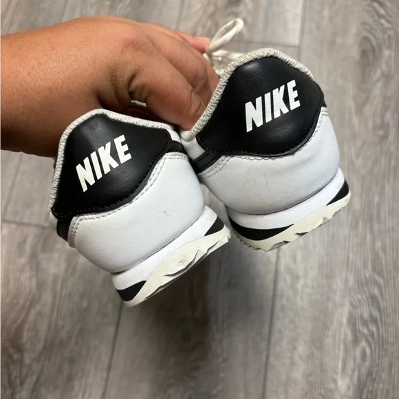 Nike Cortez black and white shoes - Picture 3 of 11